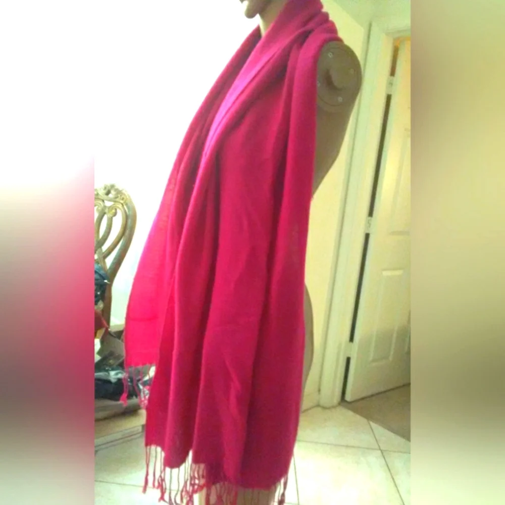 LIKE NEW 100% PASHMINA WRAP BY "PASHMINA" VIBRANT PINK W/ TASSELS RARE MATERIAL - Picture 6 of 8